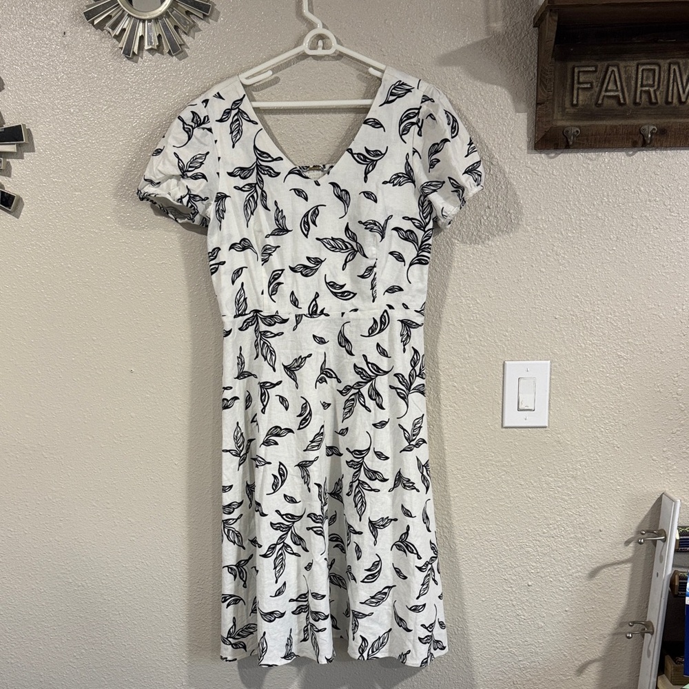 Tahari Black and White Leaf Pattern Midi  Dress